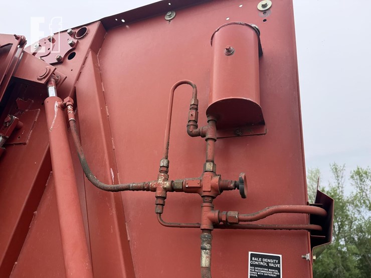 new-holland-660-image-21