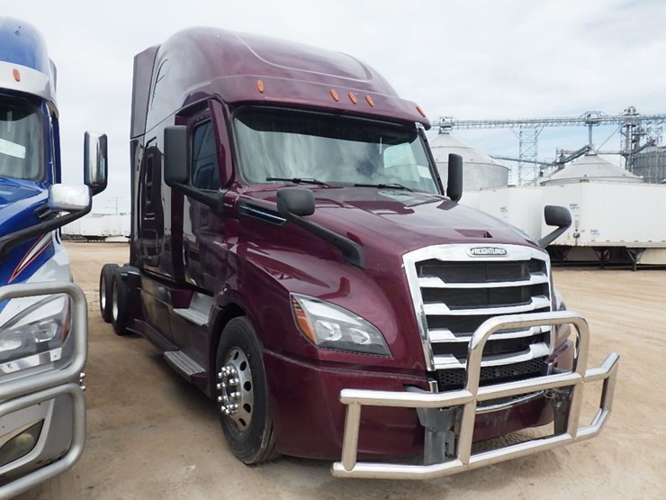 2021-freightliner-cascadia-126-image-3