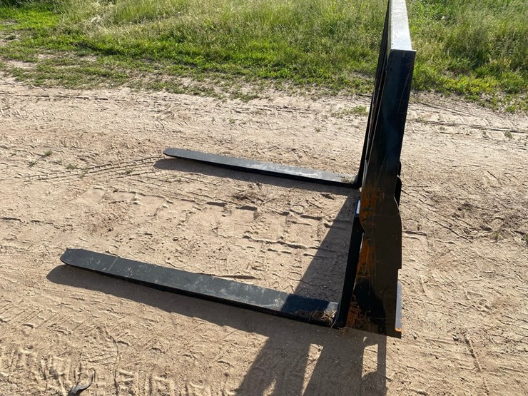 new---skidsteer-pallet-forks-image-6