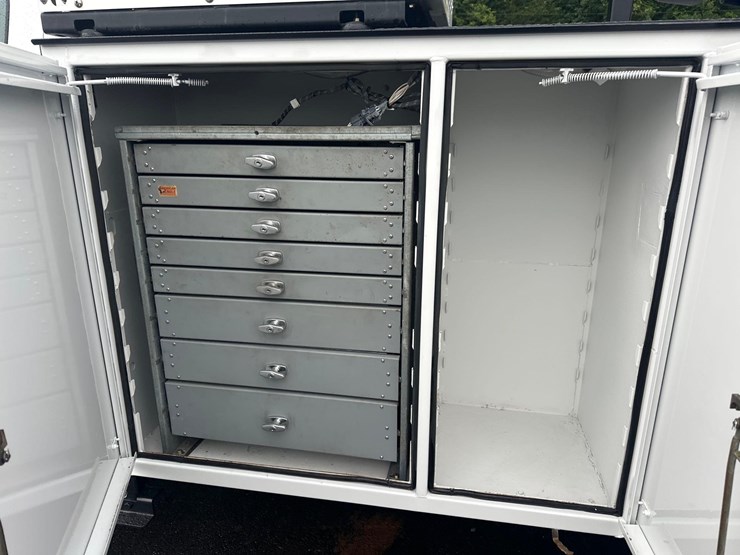 2017-ford-f550-xl-image-31
