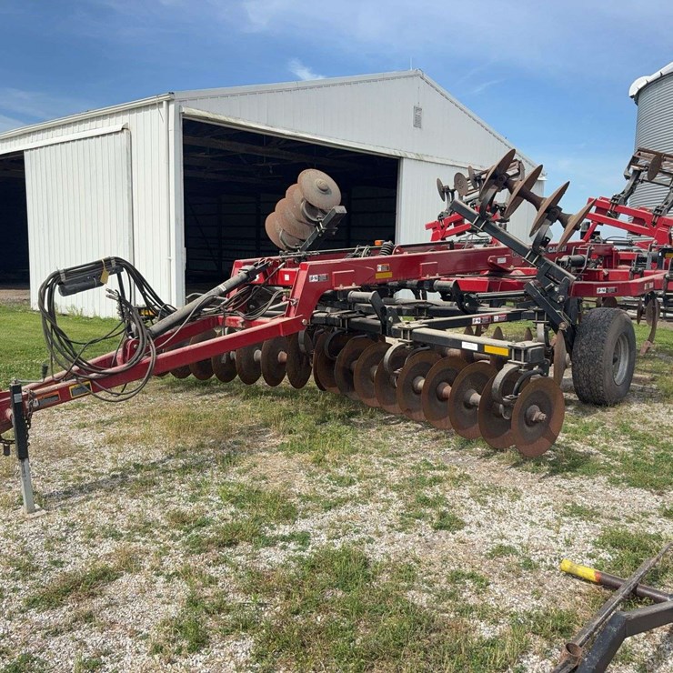 2012 Case 870 9 Shank Disc Ripper upgraded 875 Sealed Baskets 2 years ago, Chrome Alloy Points, Approx 1000 acres of use, Adjustable Disc Gang, 25 1/8'' rear blades, 24 5/8 front blades, s/n- YCDO59327.