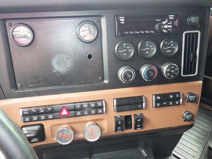2021-freightliner-cascadia-126-image-23