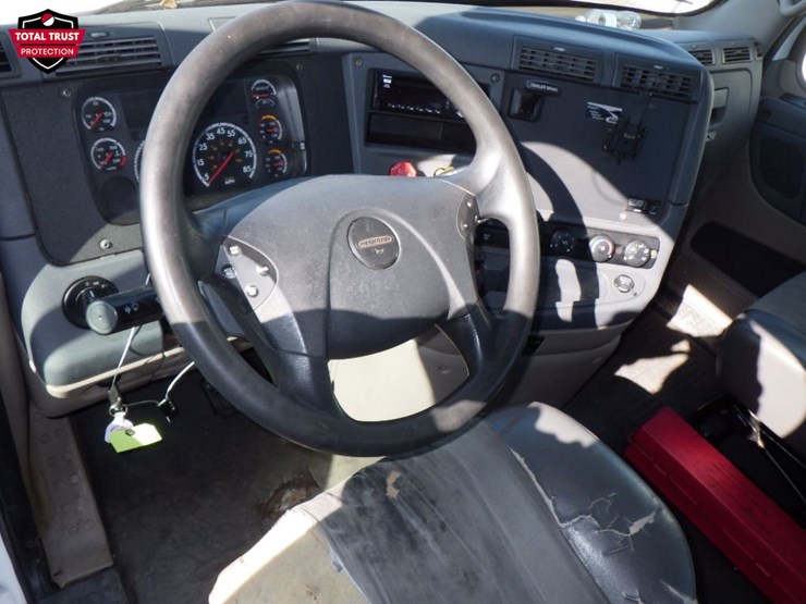 2019-freightliner-cascadia-113-image-14