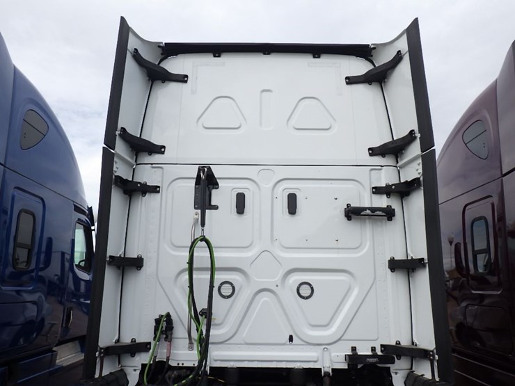 2022-freightliner-cascadia-126-image-13