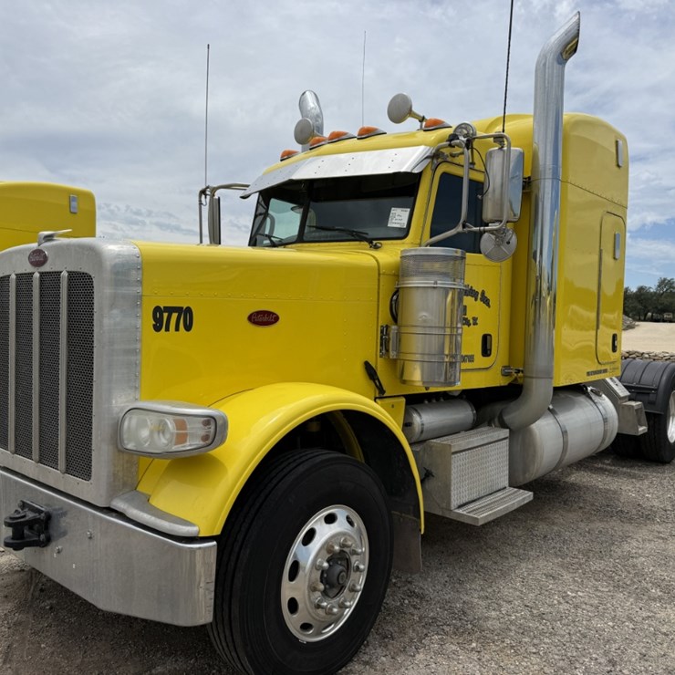 2015 PETERBILT 389