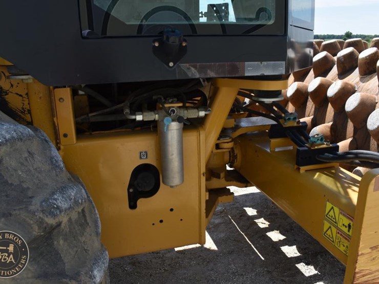 2014-caterpillar-cp56b-image-24
