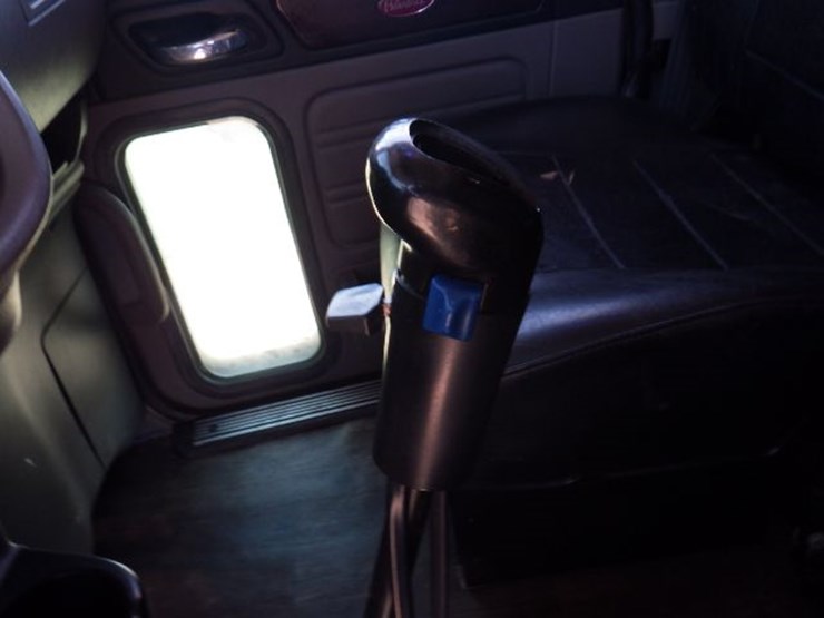 2012-peterbilt-367-image-18