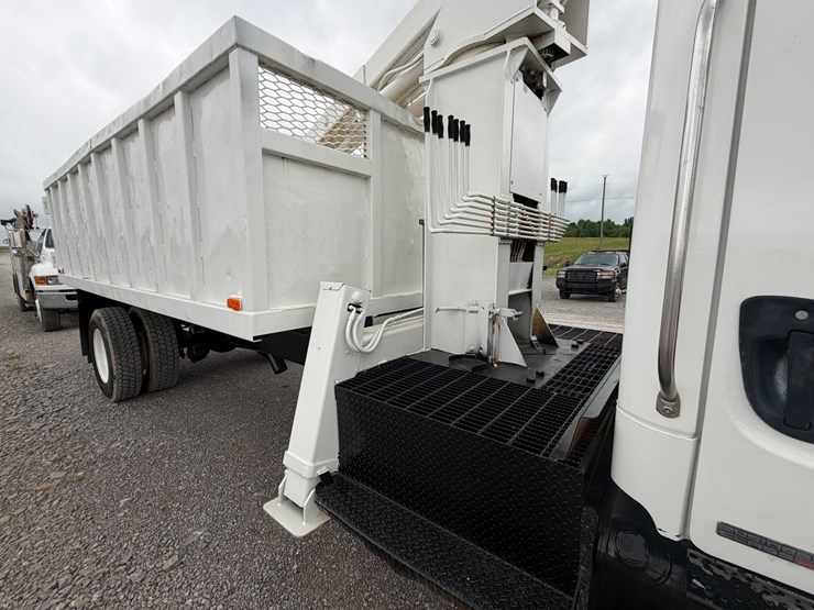 2008-freightliner-m2-106-image-26