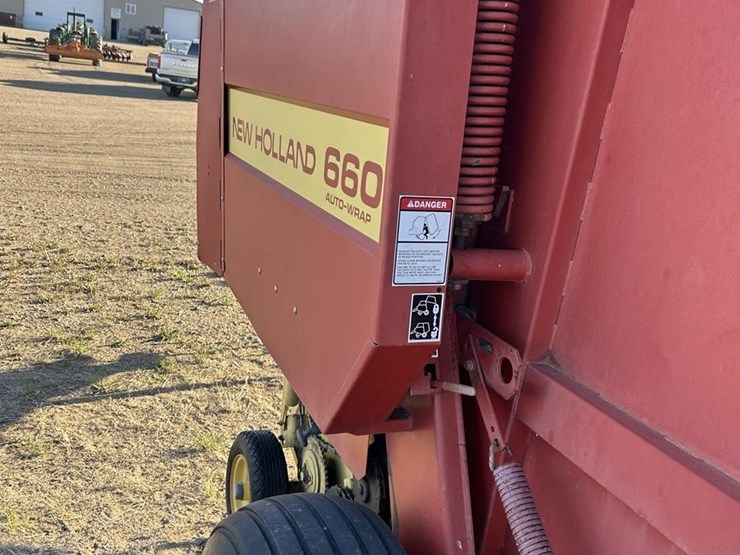 new-holland-660-image-33
