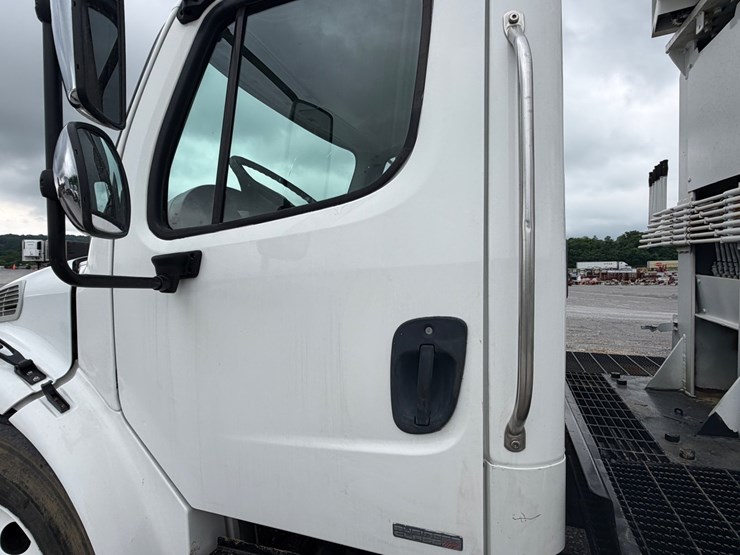 2008-freightliner-m2-106-image-12