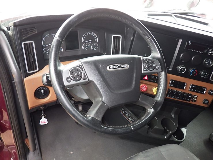 2021-freightliner-cascadia-126-image-22