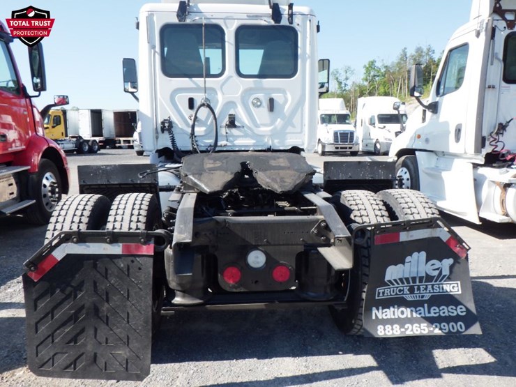 2019-freightliner-cascadia-113-image-9