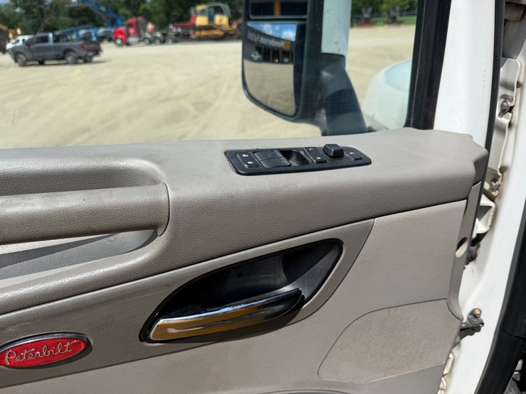 2021-peterbilt-567-image-10