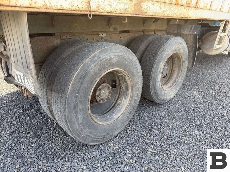 1990-peterbilt-377-image-24