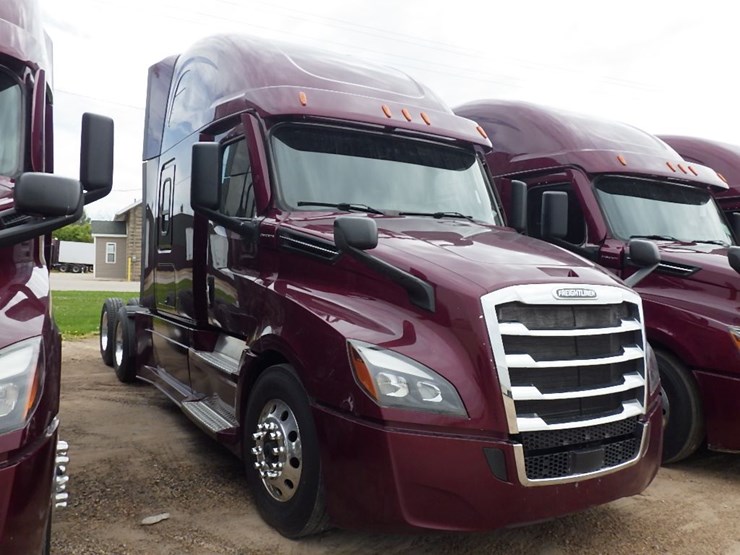 2021-freightliner-cascadia-126-image-3