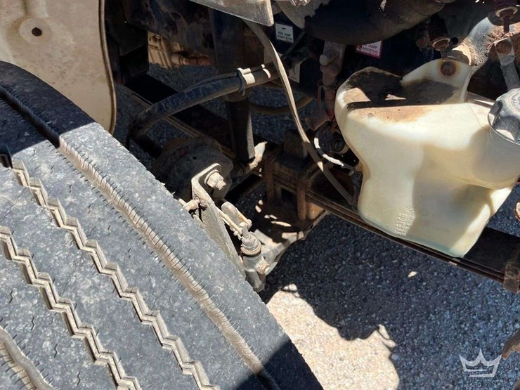 2018-freightliner-m2-106-image-30