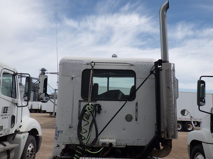 1999-freightliner-fld120-image-11