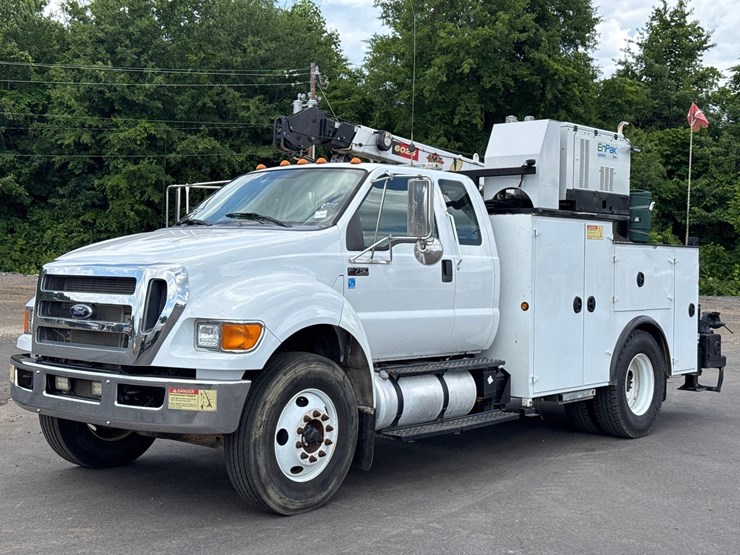 2015-ford-f750-xlt-image-1
