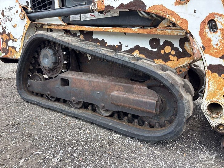 compact-track-loader-skid-steer-image-32