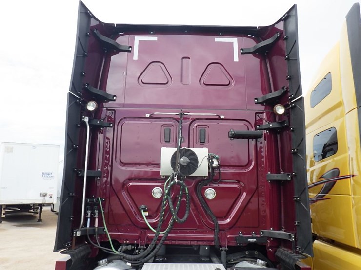 2023-freightliner-cascadia-126-image-13