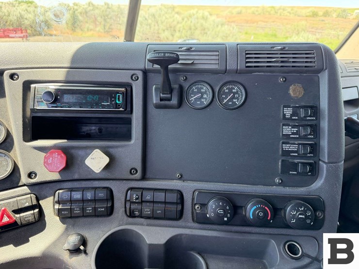 2012-freightliner-cascadia-125-image-62