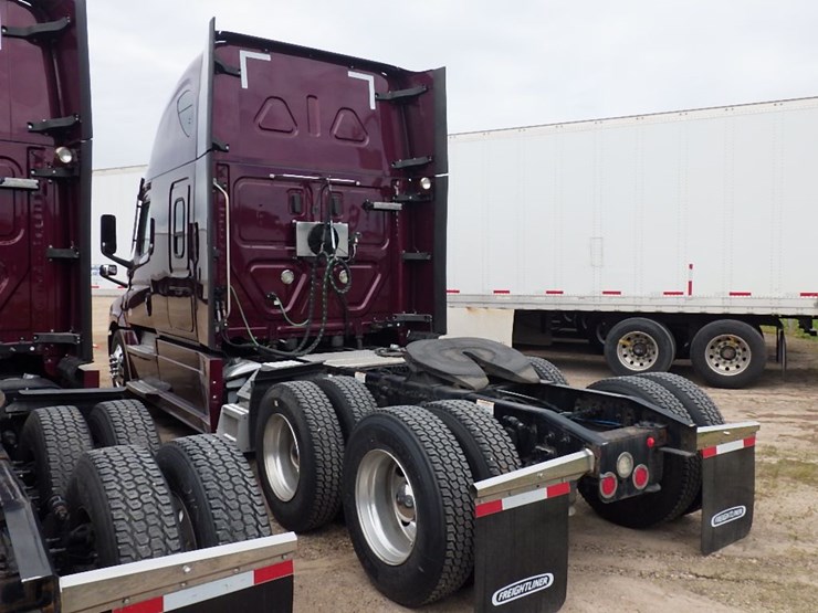 2021-freightliner-cascadia-126-image-14