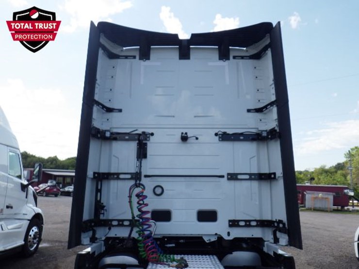 2025-volvo-vnl860-image-13