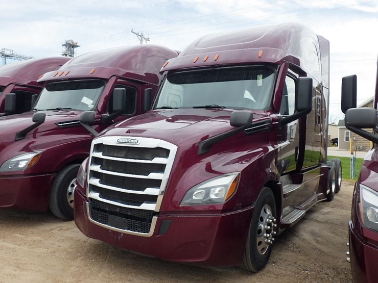 2021-freightliner-cascadia-126-image-1