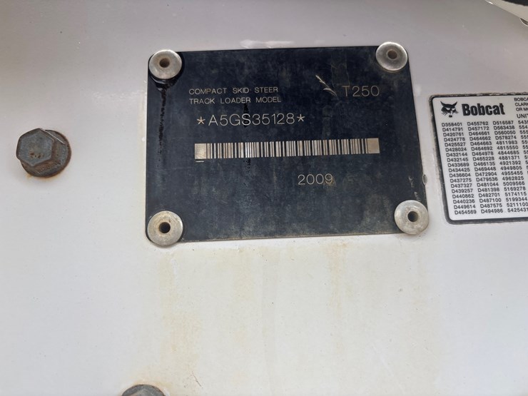 2009-bobcat-t250-image-15