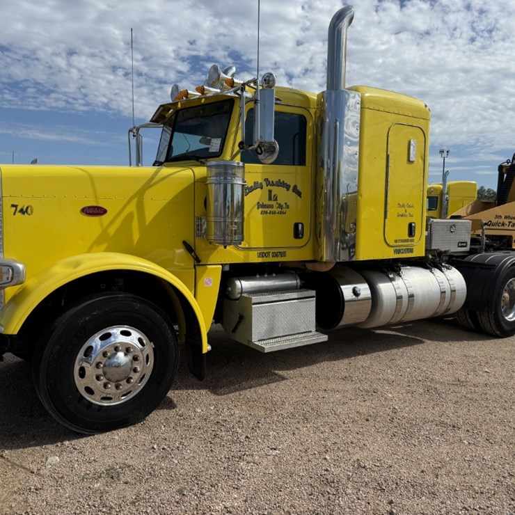 2012 PETERBILT 389
