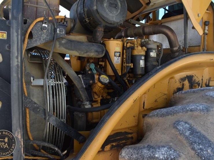 2014-caterpillar-cp56b-image-32