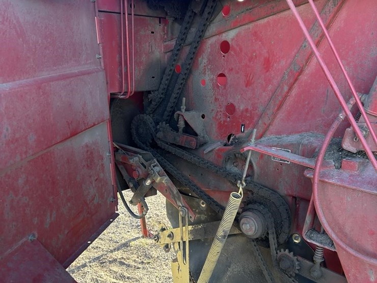 new-holland-660-image-35
