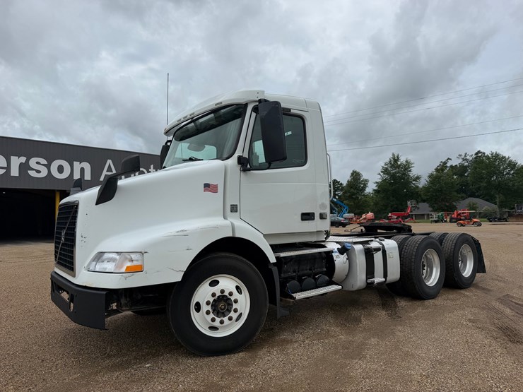 2015-volvo-vnm64t200-image-1