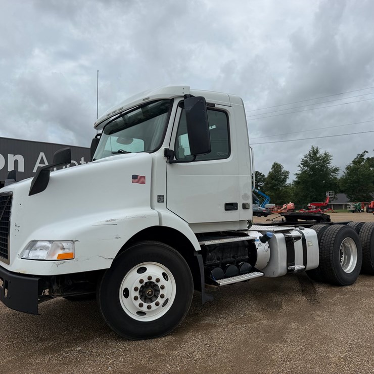 2015 VOLVO VNM64T200