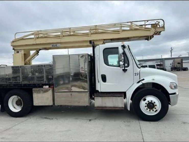 2015-freightliner-m2-106-image-3