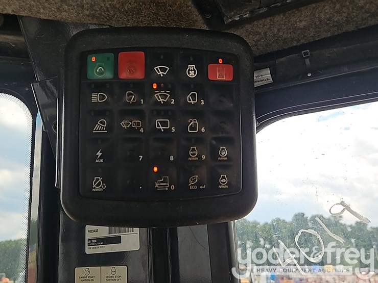 2019-deere-700k-image-29