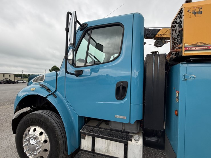 2008-freightliner-m2-106-image-9