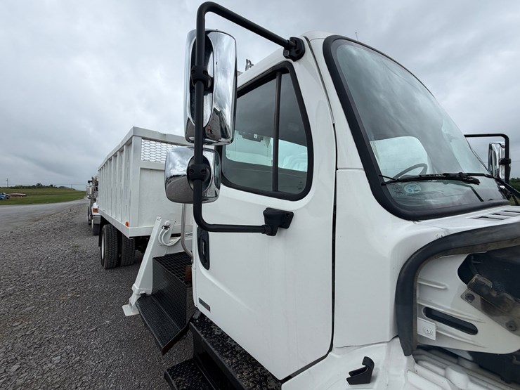 2008-freightliner-m2-106-image-25
