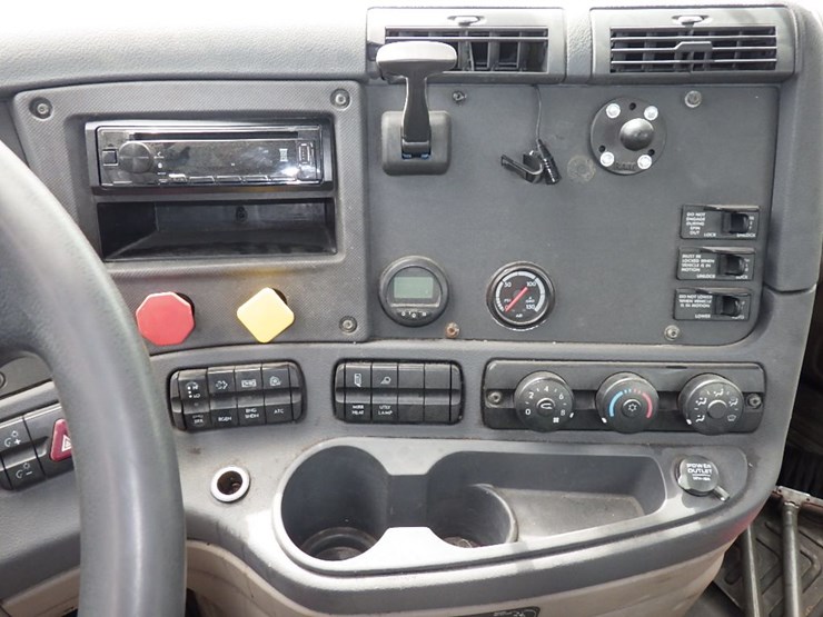 2015-freightliner-cascadia-125-evolution-image-19