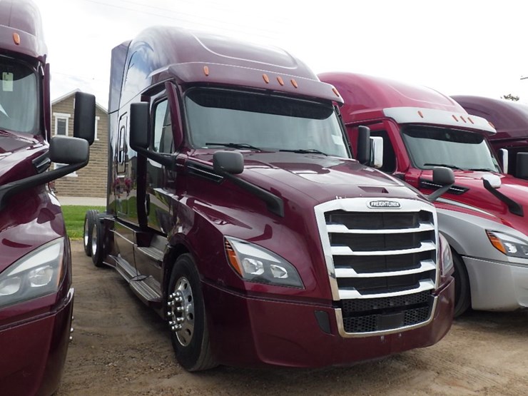 2021-freightliner-cascadia-126-image-3