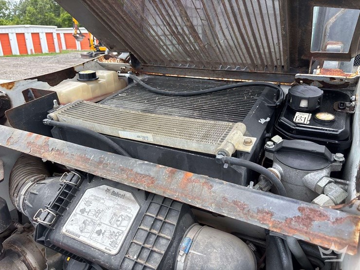 compact-track-loader-skid-steer-image-16