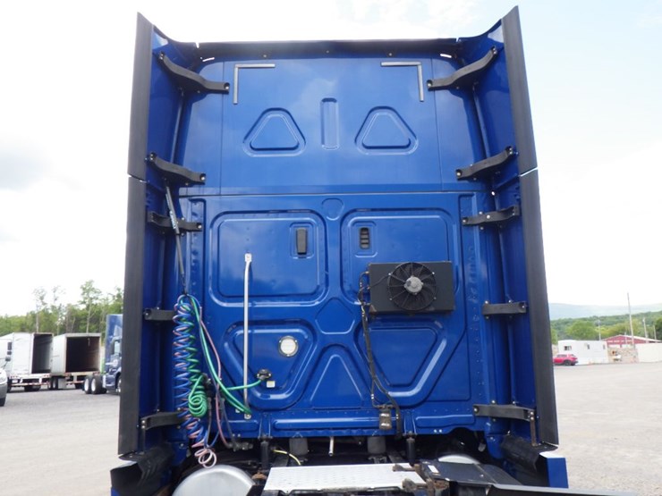 2020-freightliner-cascadia-126-image-16