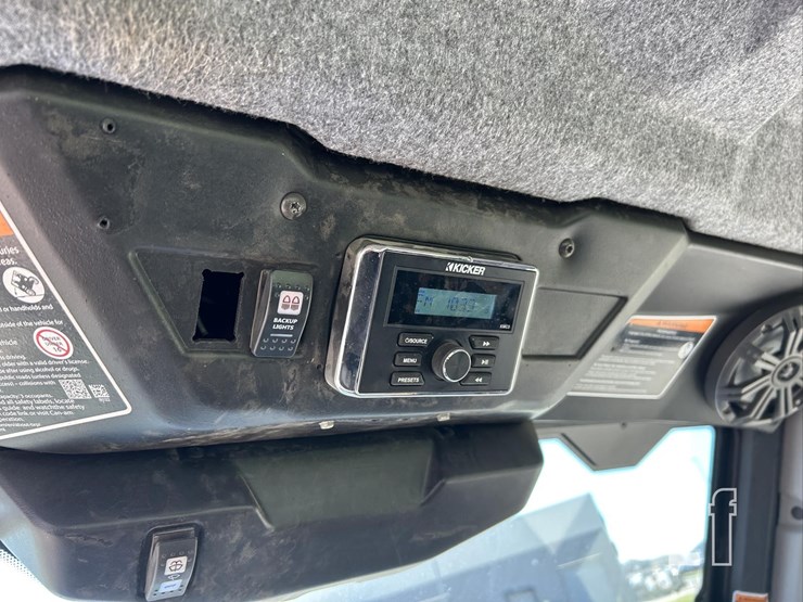 2021-can-am-defender-limited-cab-hd10-image-22