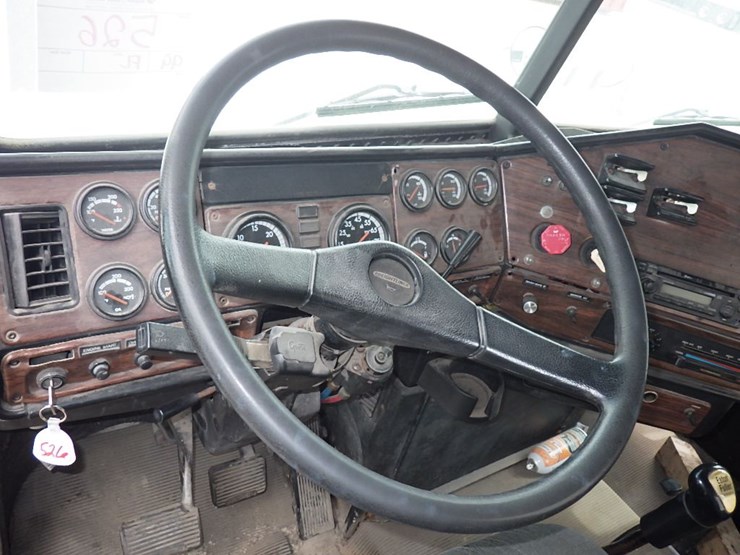 1999-freightliner-fld120-image-17