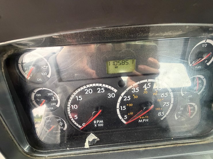 2008-freightliner-m2-106-image-18