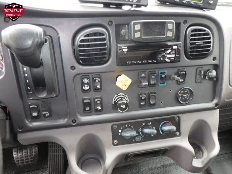 2020-freightliner-m2-106-image-13