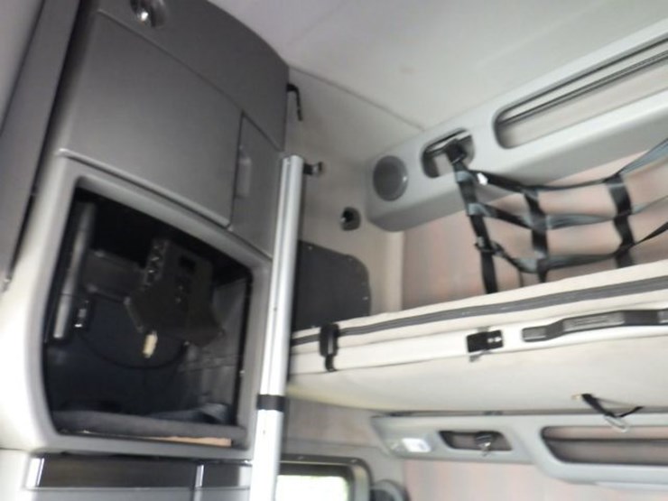 2022-volvo-vnl860-image-19