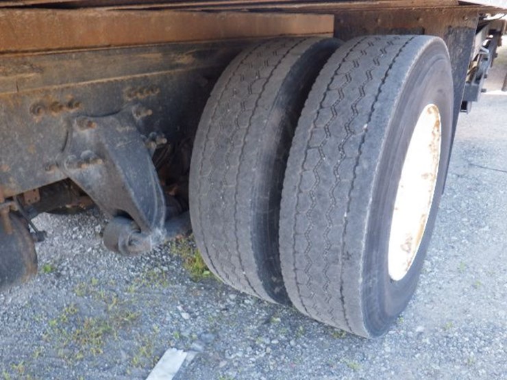 2016-freightliner-m2-106-image-12