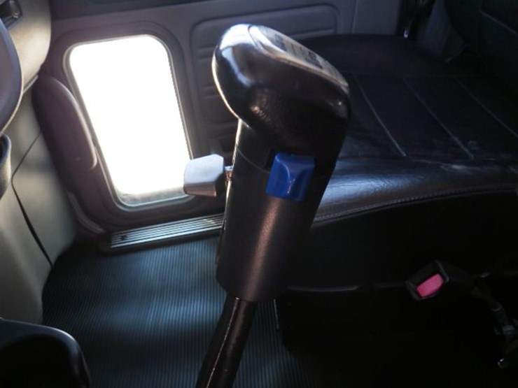 2013-peterbilt-367-image-16