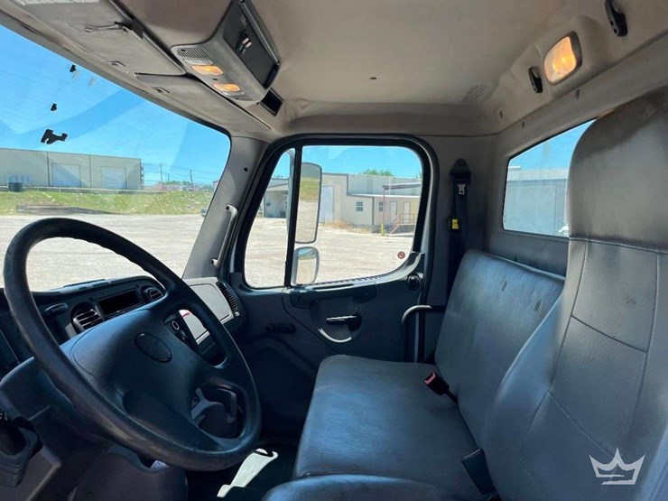 2018-freightliner-m2-106-image-24